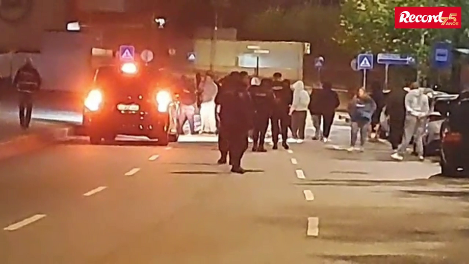 Cerca de duas dezenas, que marcaram presença na Reboleira, aguardaram a comitiva junto ao P1 do Estádio do Dragão