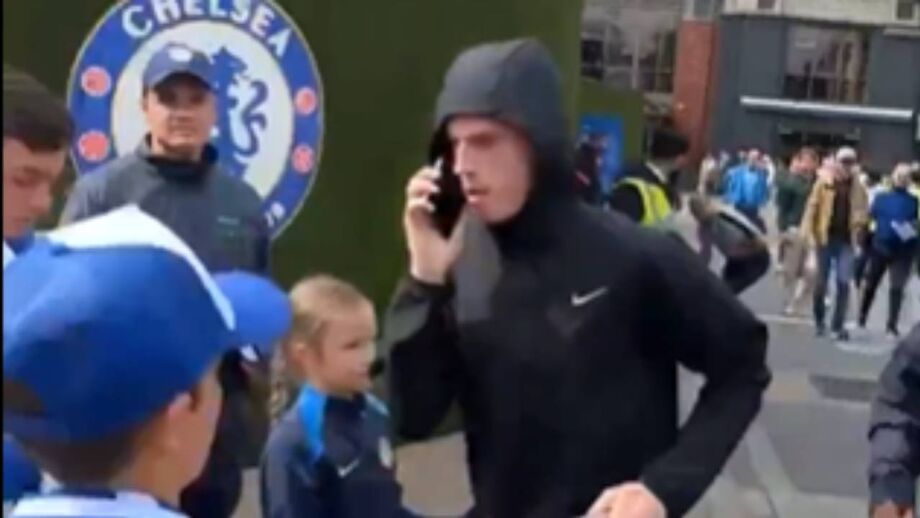 Médio dos blues vinha de calções e com dois telemóveis