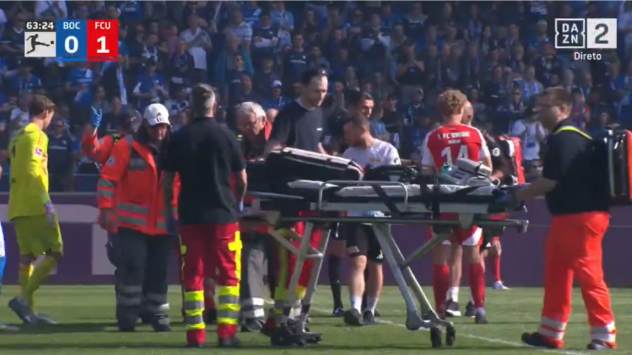 Diogo Leite foi atingido com bolada e saiu de maca durante o Bochum-Union Berlim
