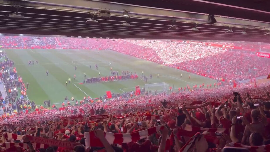 O hino do Liverpool foi entoado pelos milhares de adeptos no estádio, após a conquista do título da Premier League