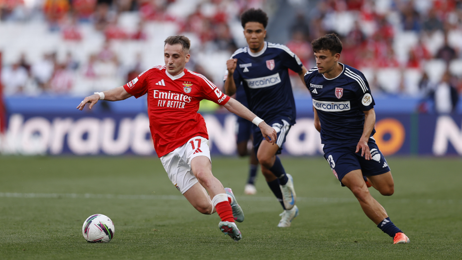 Gustavo Mendonça (à direita) a disputar a posse de bola com Kerem Aktürkoglu (Benfica) no Estádio da Luz