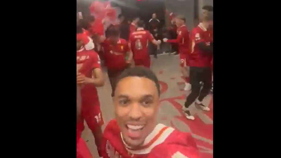Lateral-direito celebra o segundo campeonato pelos reds, quando a sua saída parece cada vez mais uma certeza