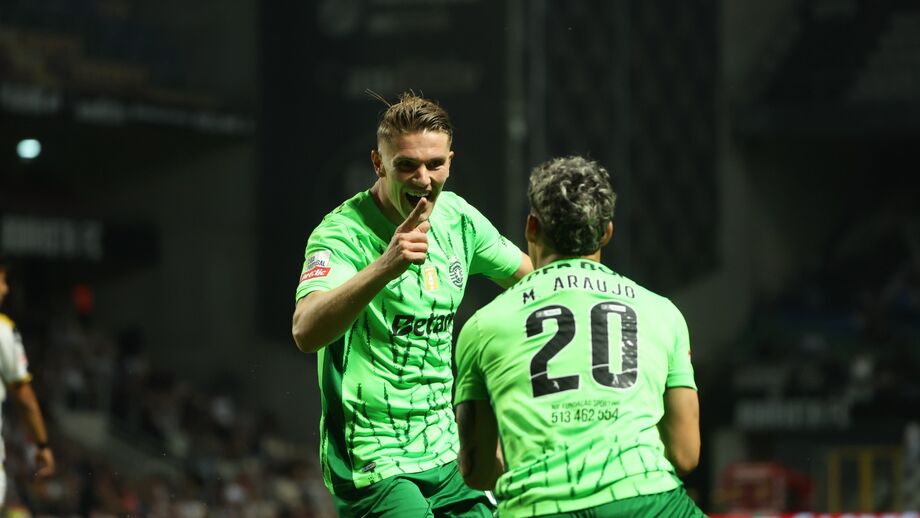 Gyökeres a festejar com Maxi Araújo