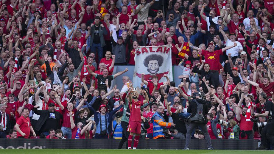Salah festeja com os adeptos do Liverpool