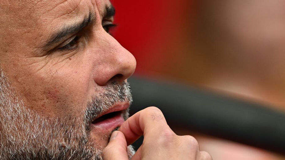 Guardiola reage no banco de suplentes