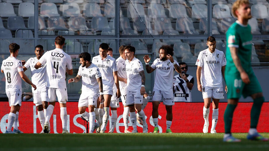 Jogadores do V. Guimarães festejam no decorrer do jogo com o Rio Ave