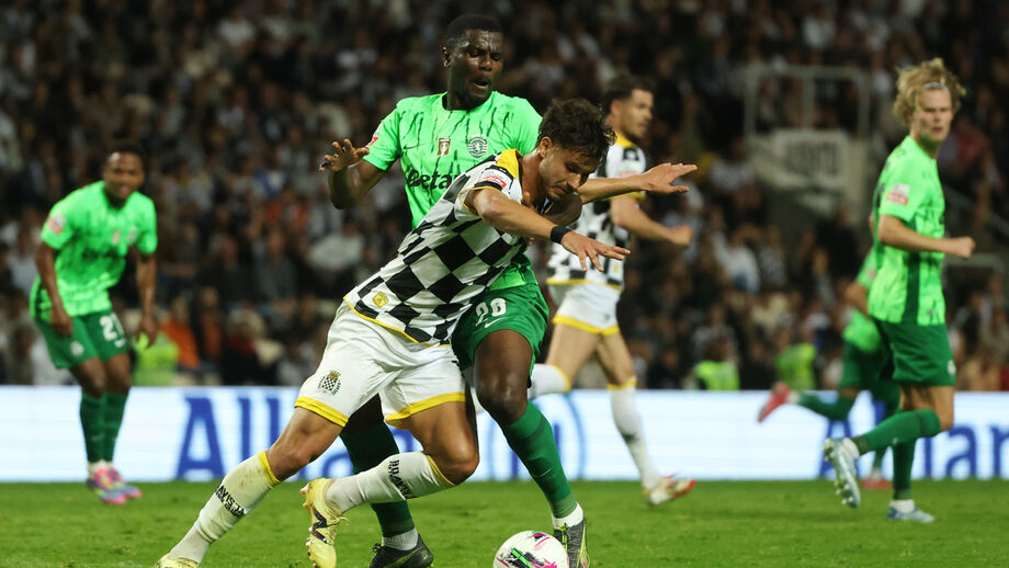 Diomande disputa a bola no jogo com o Boavista