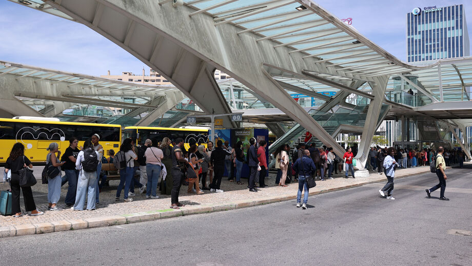 Utentes dos transportes públicos fazem fila na Estação do Oriente