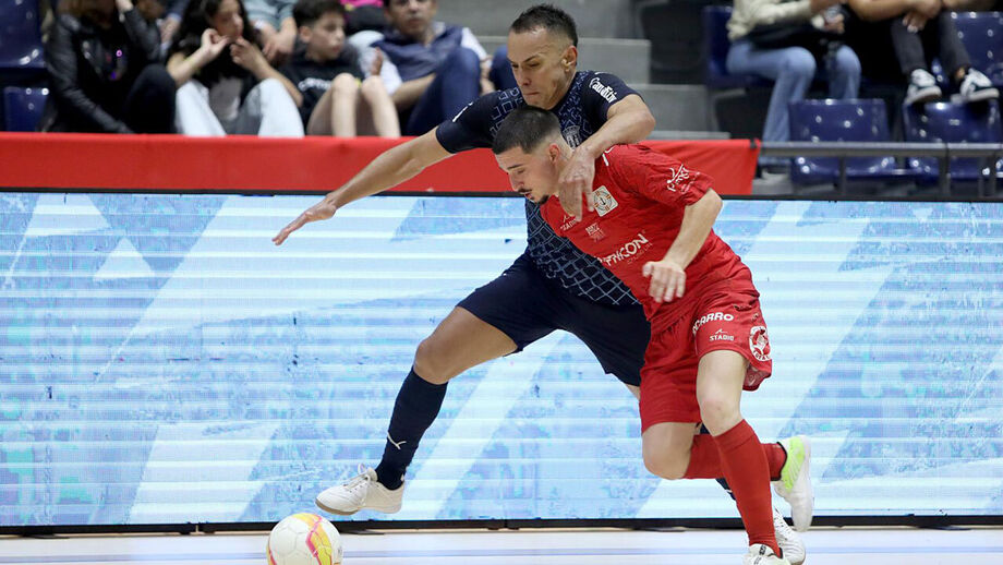 Jogadores disputam a bola durante o Caxinas-Sp. Braga da temporada passada