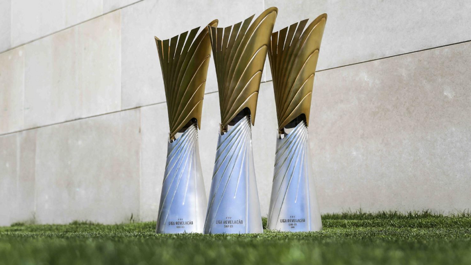 O troféu da Liga Revelação