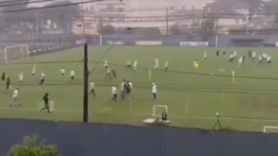 Membros de uma das claques do 'Peixe' conseguiram aproximar-se dos jogadores, equipa técnica e até falaram com o CEO
