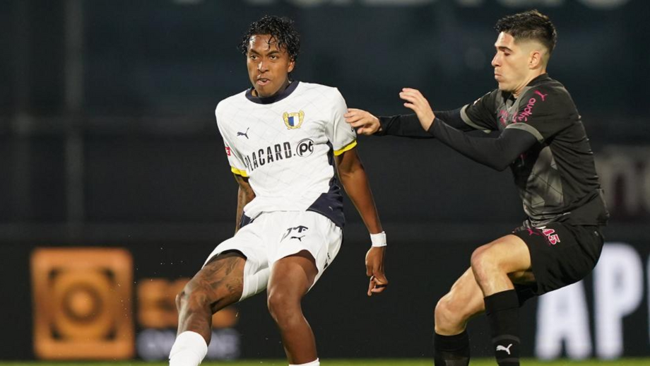 Léo Realpe (à esquerda) disputa a posse de bola com Fran Navarro (à direita)