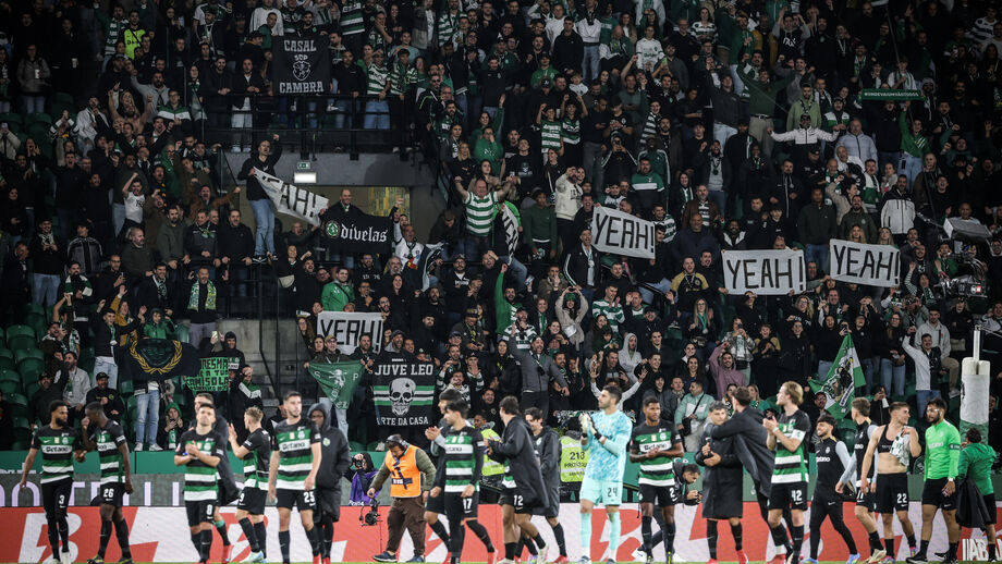 Adeptos e jogadores em comunhão em Alvalade