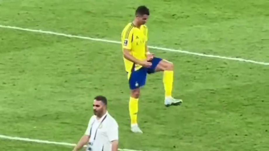 Craque gesticulou e falou sozinho no relvado, já após o apito final da partida nas 'meias' da Champions asiática