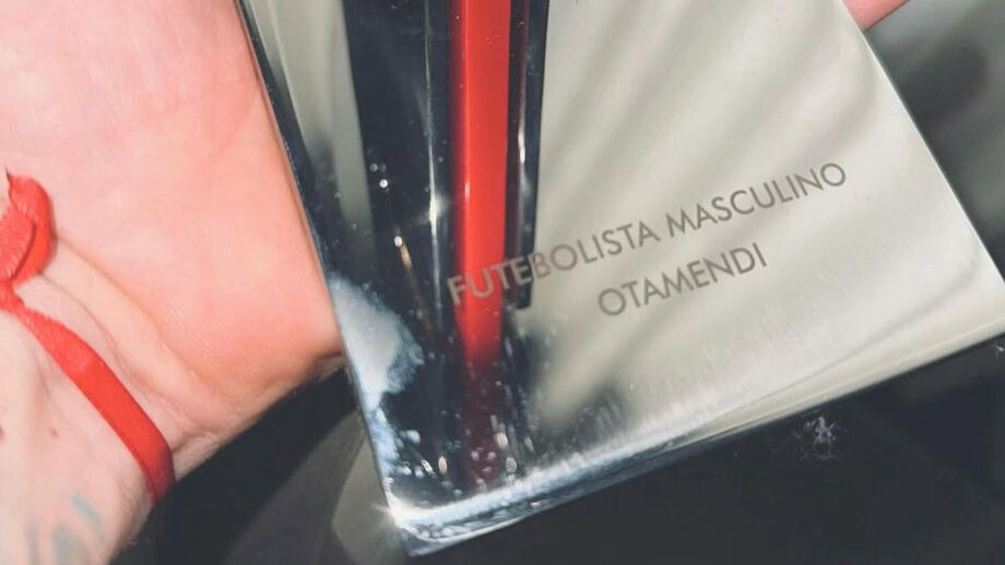 Otamendi exibe troféu