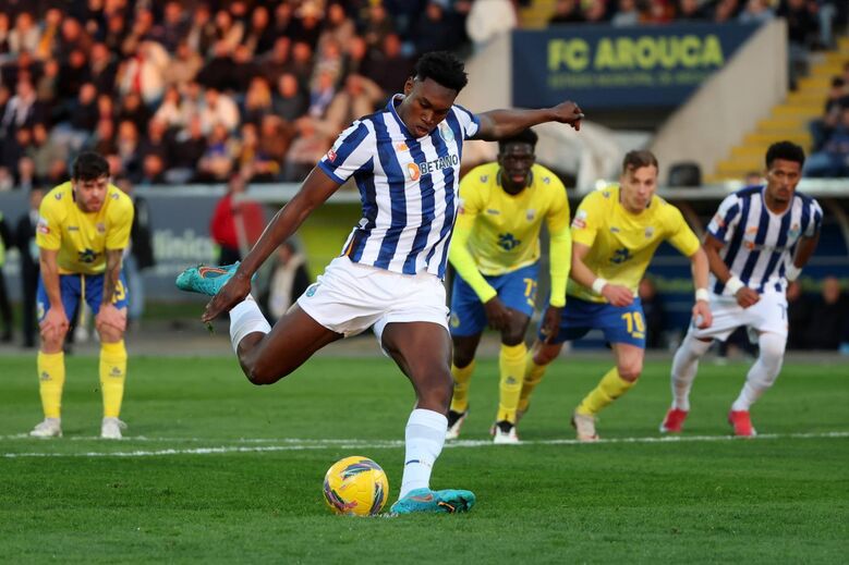 Samu marca penálti no jogo com o Arouca