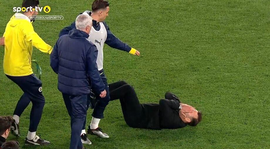 Treinador do Galatasaray cai no relvado após Mourinho apertar-lhe o nariz