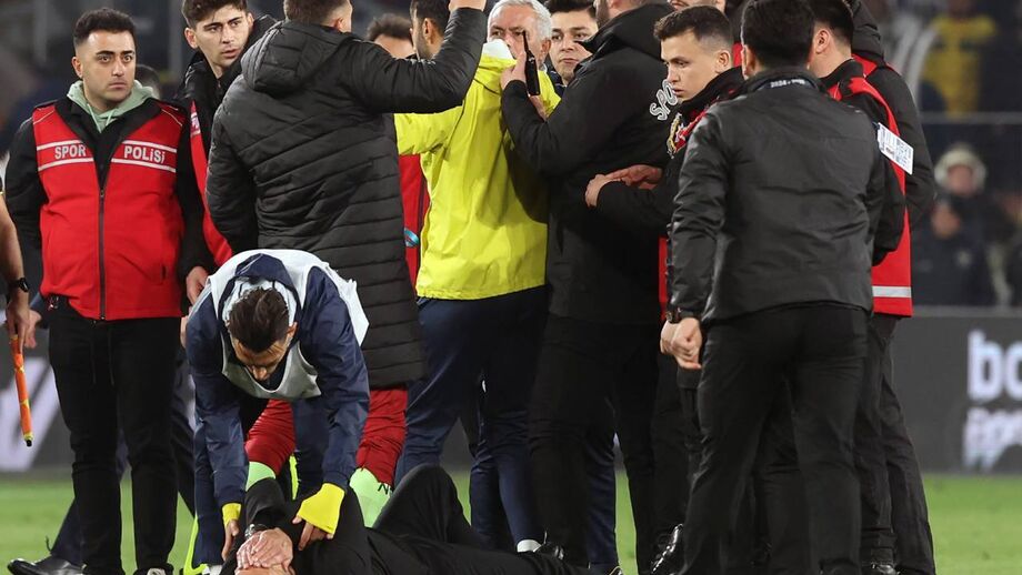 Mourinho apertou o nariz de Okan Buruk e o treinador do Galatasaray caiu no chão