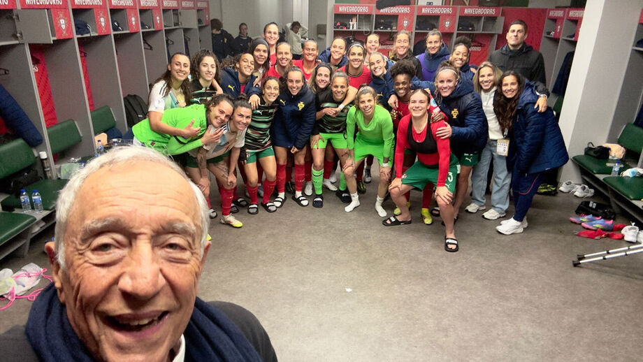 Depois do apito final, Marcelo Rebelo de Sousa foi ao balneário tirar uma selfie com as jogadores