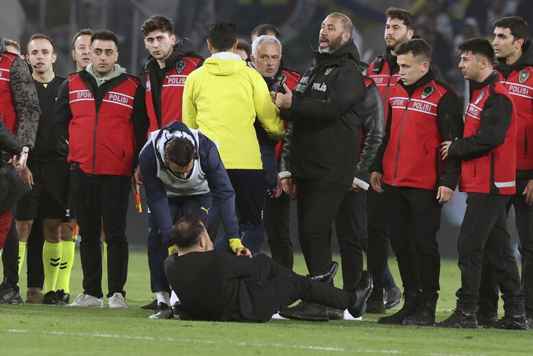 Okan Buruk atingido por José Mourinho