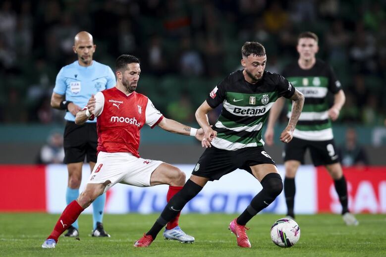 João Moutinho no jogo com o Sporting