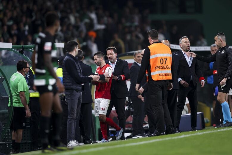João Moutinho no jogo com o Sporting