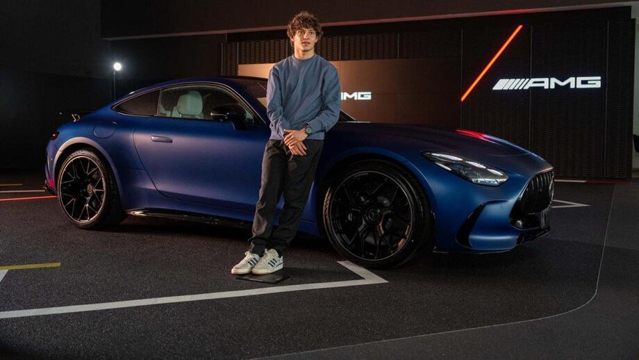 Kimi Antonelli ao lado do poderoso Mercedes-Amg GT 63 S