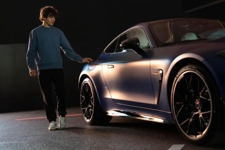 Kimi Antonelli ao lado do poderoso Mercedes-Amg GT 63 S