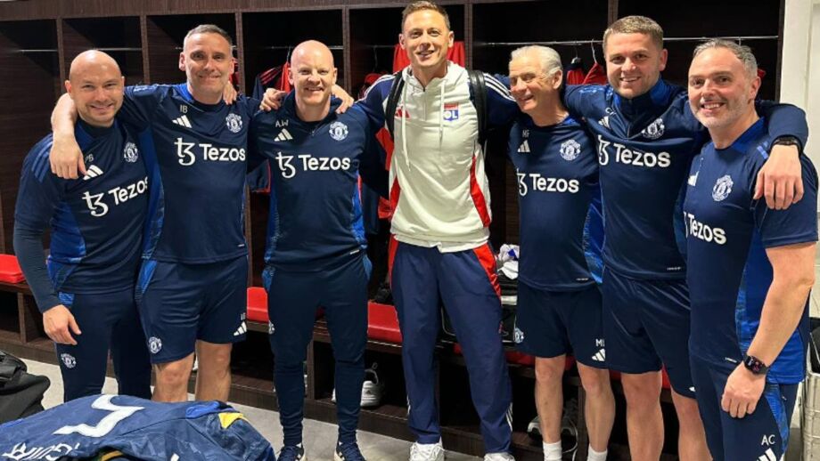 Nemanja Matic com elementos do staff do Manchester United