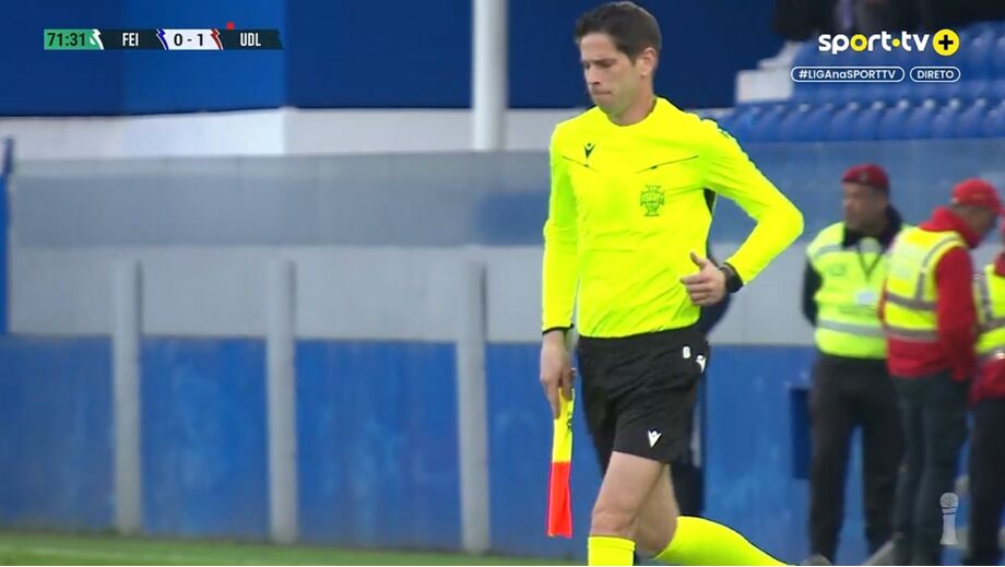 João Pinho exercia a função de 4.º árbitro e passou a assistente a partir dos 72'