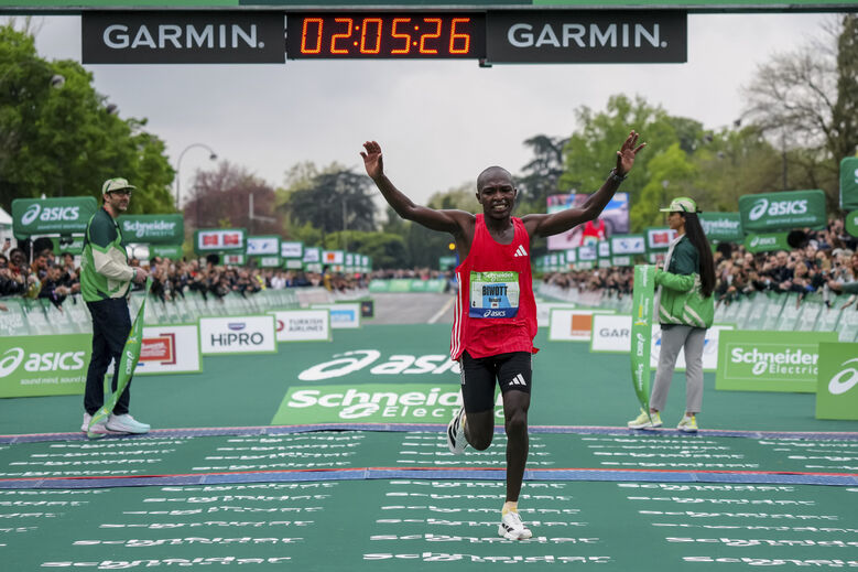 Benard Biwott a festejar a conquista da Maratona de Paris