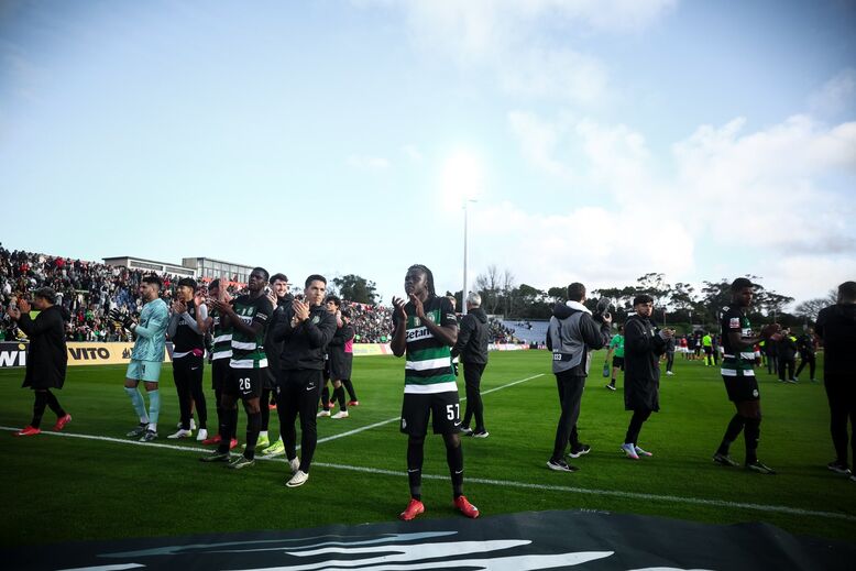 Jogadores do Sporting festejaram com os adeptos no Estádio São Miguel