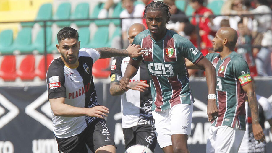 Rui Costa (à esq.) anotou o golo triunfal frente ao E. Amadora