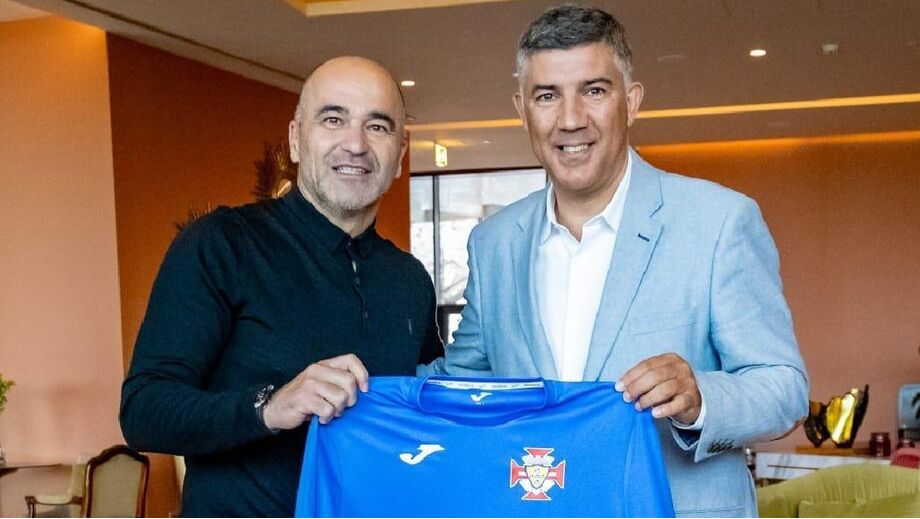 Roberto Martínez recebe camisola personalizada de Rui Coelho, presidente da AF Madeira