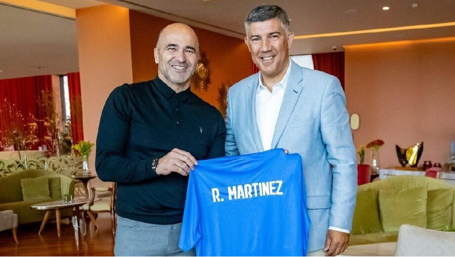 Roberto Martínez recebe camisola personalizada de Rui Coelho, presidente da AF Madeira