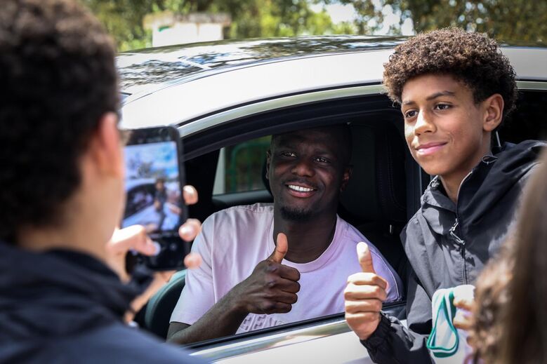 Adeptos do Sporting demonstraram apoio aos jogadores às portas da Academia Cristiano Ronaldo