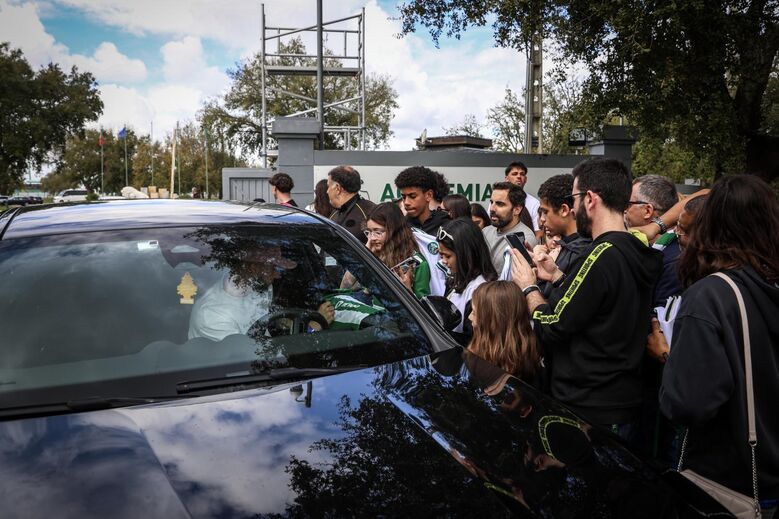 Adeptos do Sporting demonstraram apoio aos jogadores às portas da Academia Cristiano Ronaldo
