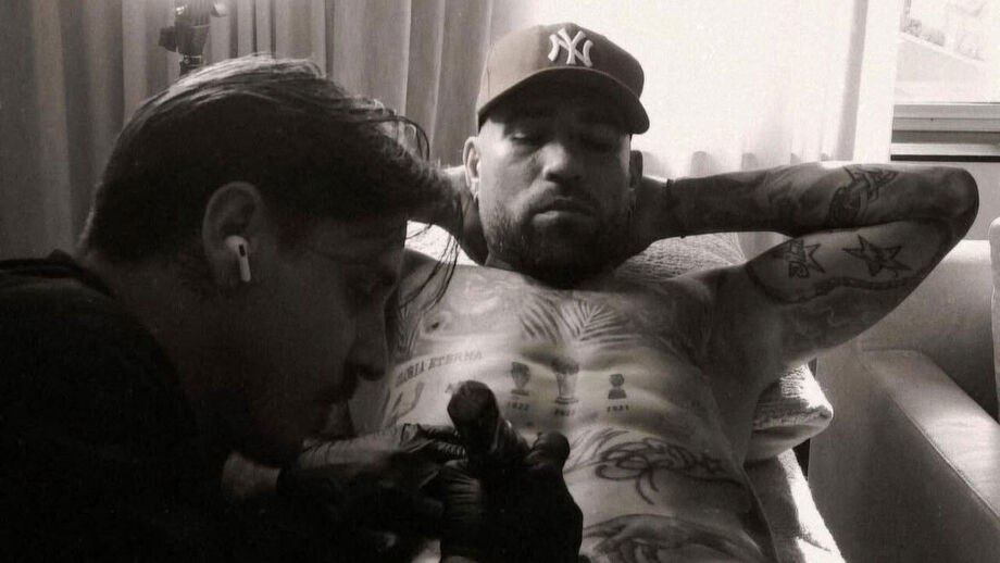 Otamendi faz nova tatuagem