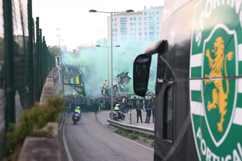 As imagens da apoteótica chegada do autocarro do Sporting a Alvalade para o jogo com o Moreirense