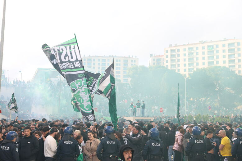 As imagens da apoteótica chegada do autocarro do Sporting a Alvalade para o jogo com o Moreirense