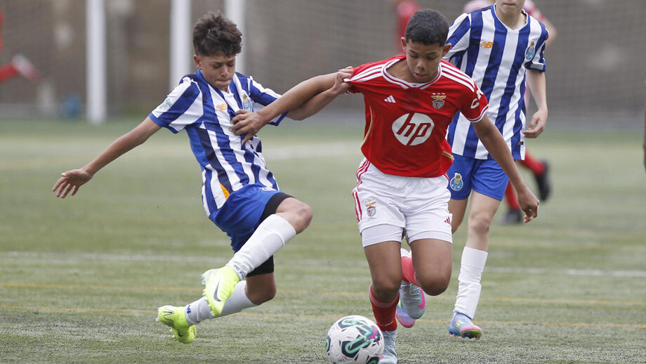 O FC Porto levou a melhor sobre o Benfica e o Sporting venceu o Nacional pela mesma margem (2-0). Ambos assumem favoritismo à vitória  final do torneio, que se decide amanhã. Vão bem lançados...