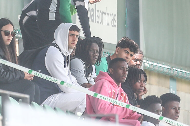 Quenda assiste ao jogo de juvenis