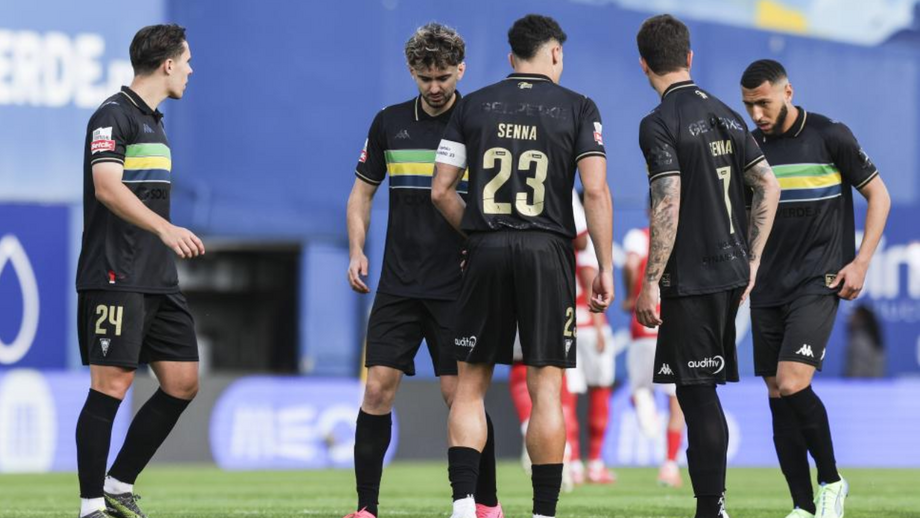 Jogadores do Estoril entraram em campo com o nome de Ayrton Senna nas costas