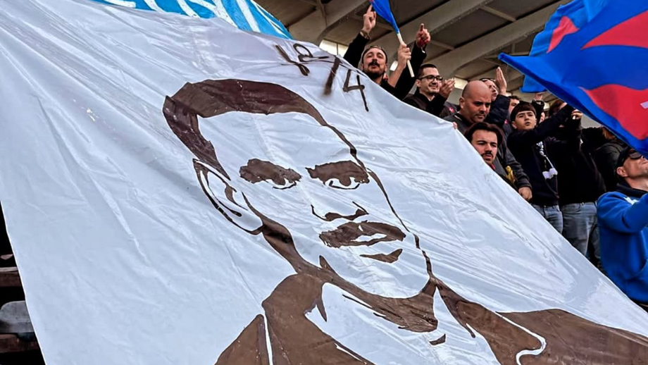 «O homem que 'eclipsou' Pelé»: adeptos do Belenenses homenageiam Vicente Lucas