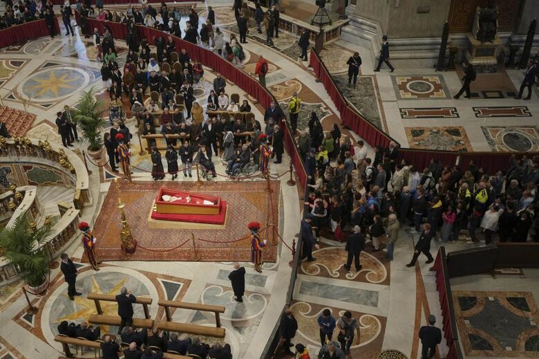 Milhares prestam última homenagem ao Papa no Vaticano