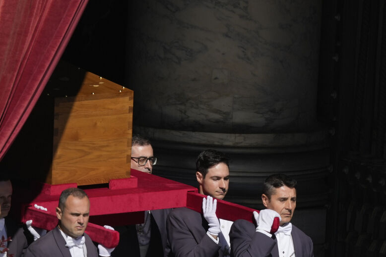 Caixão do Papa Francisco sai da Basílica para a Praça de São Pedro 