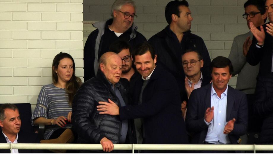 O abraço a Pinto da Costa, então presidente da SAD, no Dragão Arena