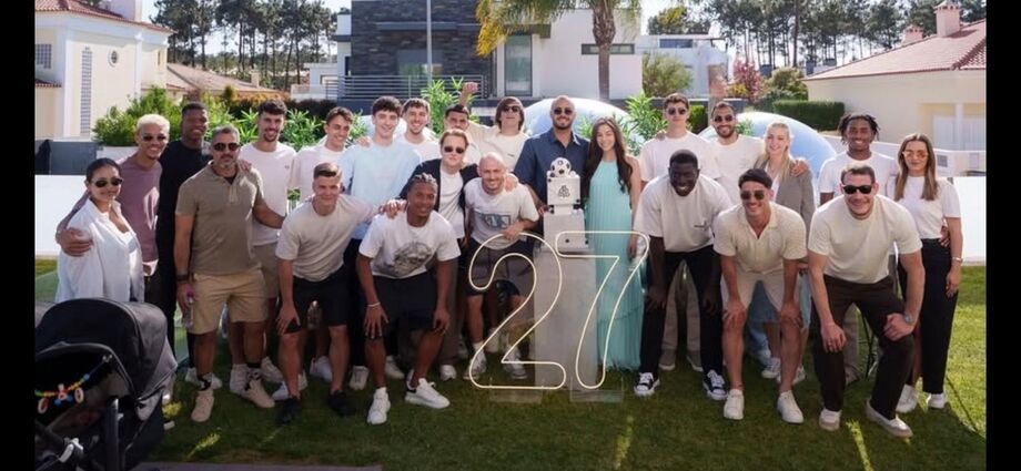 Plantel do Benfica na festa de Arthur Cabral