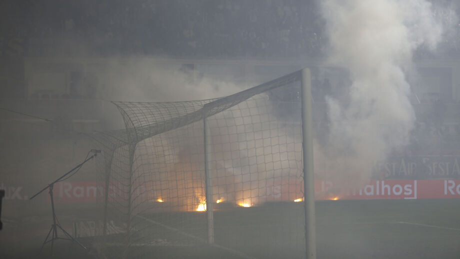Ultras do FC Porto arremessaram tochas para o relvado do Estádio José Gomes