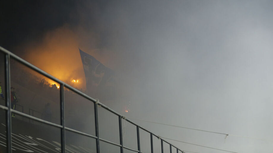 Ultras do FC Porto arremessaram tochas para o relvado do Estádio José Gomes